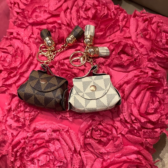 Elegant Black and Cream Mini Bag Keychains - Picture 5 of 6